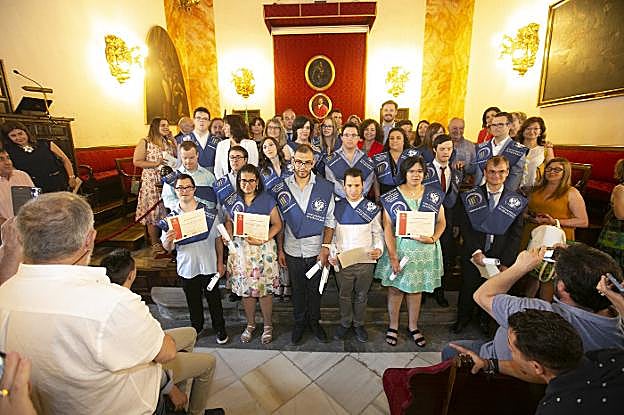 Foto de familia de los flamantes titulados por la Universidad de GRanada. 