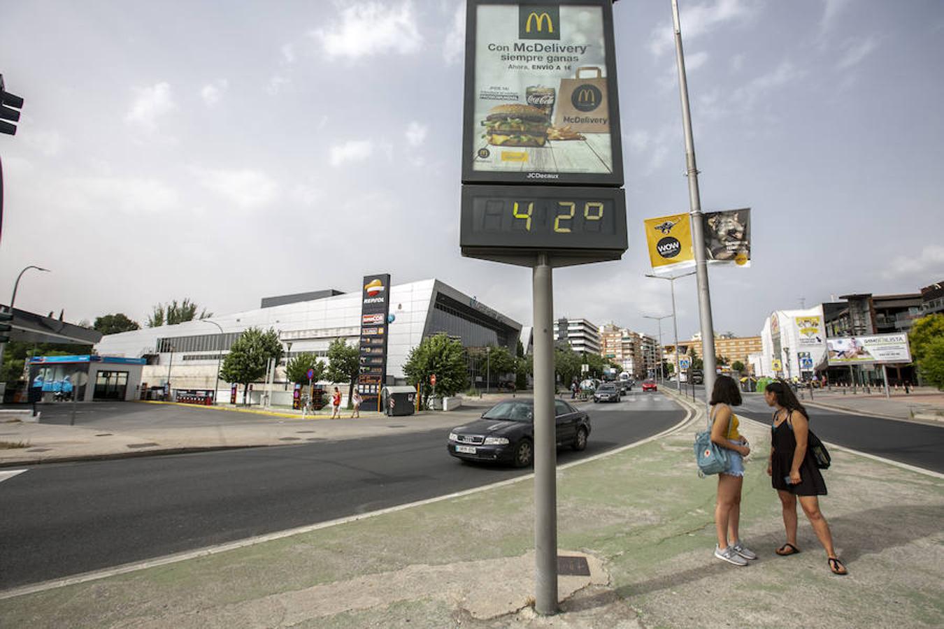 La ciudad se llena de foráneos en un fin de semana donde los granadinos han preferido la playa
