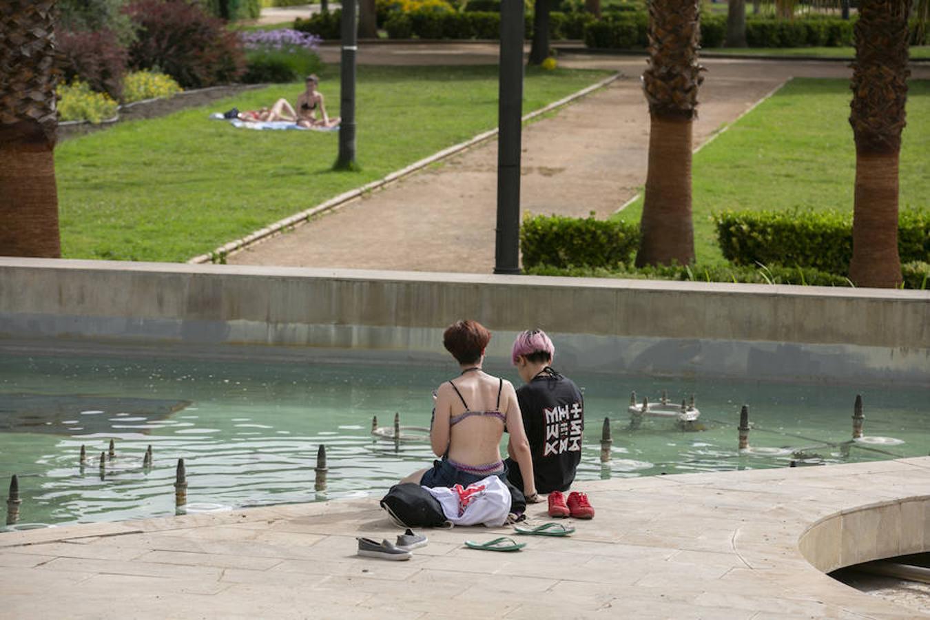 La ciudad se llena de foráneos en un fin de semana donde los granadinos han preferido la playa