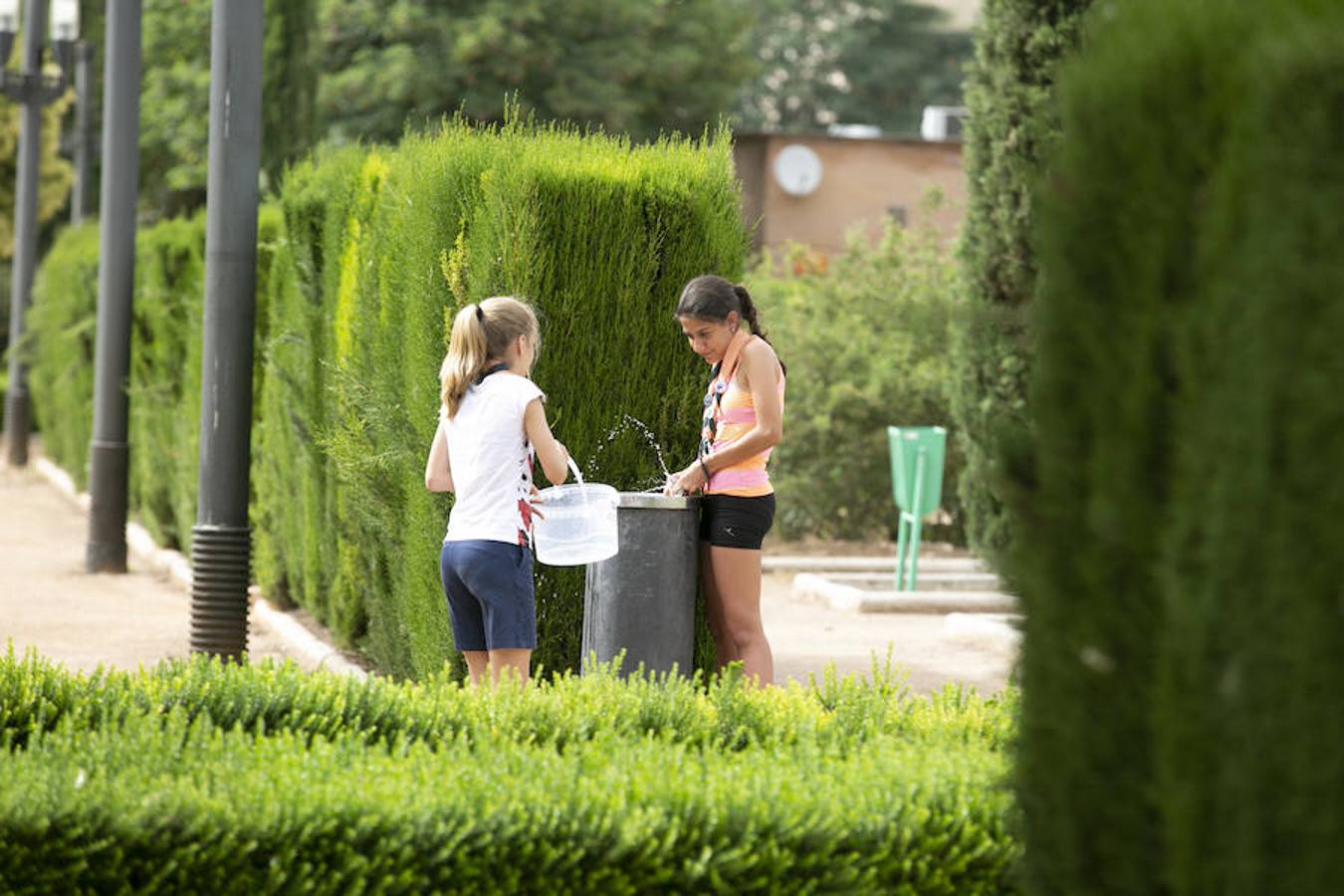 La ciudad se llena de foráneos en un fin de semana donde los granadinos han preferido la playa