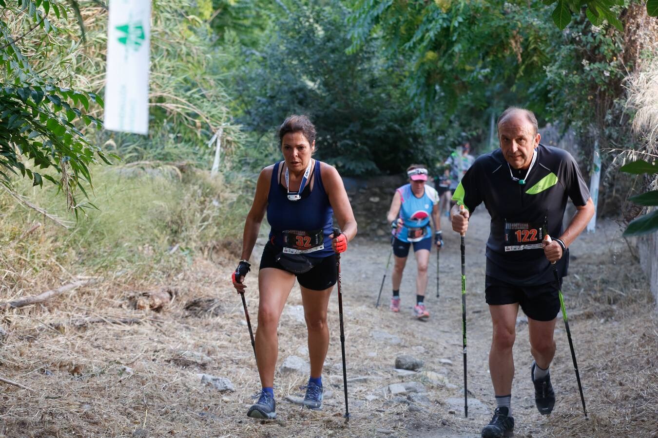 Mientras muchos granadinos pasaban el fin de semana en la playa, en la capital se celebró la III Carrera Nocturna de la Alhambra, parte de la Copa Andaluza de Marcha Nórdica, con cerca de 300 participantes sumando sus tres modalidades