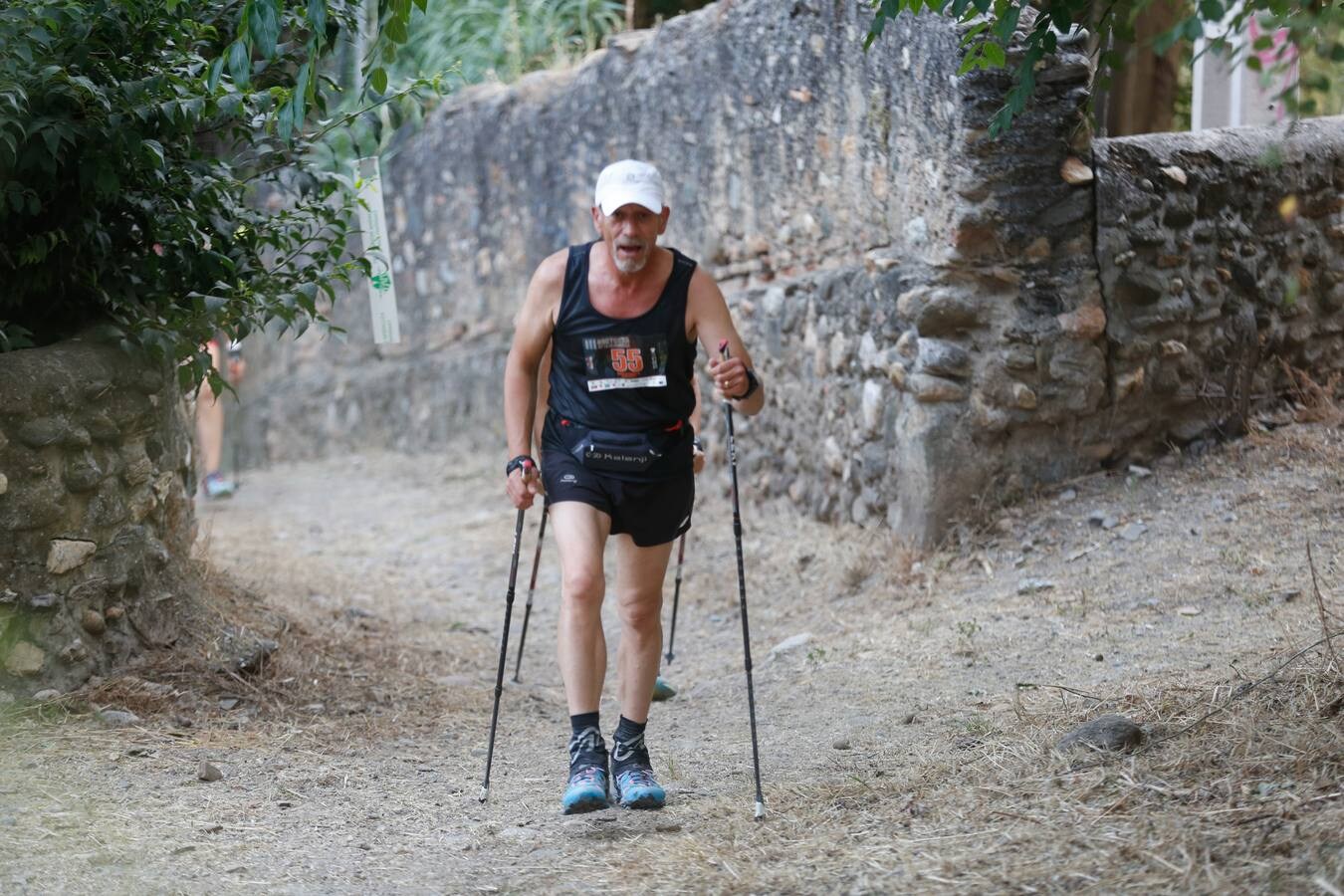 Mientras muchos granadinos pasaban el fin de semana en la playa, en la capital se celebró la III Carrera Nocturna de la Alhambra, parte de la Copa Andaluza de Marcha Nórdica, con cerca de 300 participantes sumando sus tres modalidades