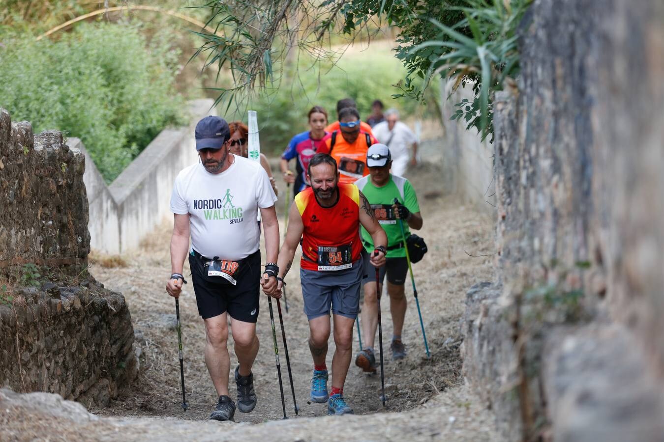 Mientras muchos granadinos pasaban el fin de semana en la playa, en la capital se celebró la III Carrera Nocturna de la Alhambra, parte de la Copa Andaluza de Marcha Nórdica, con cerca de 300 participantes sumando sus tres modalidades