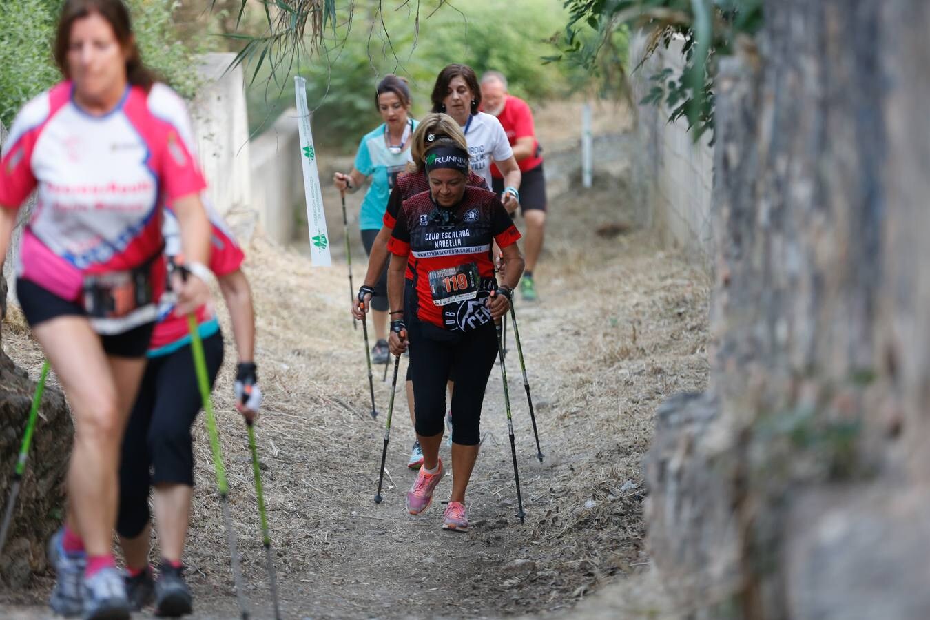 Mientras muchos granadinos pasaban el fin de semana en la playa, en la capital se celebró la III Carrera Nocturna de la Alhambra, parte de la Copa Andaluza de Marcha Nórdica, con cerca de 300 participantes sumando sus tres modalidades