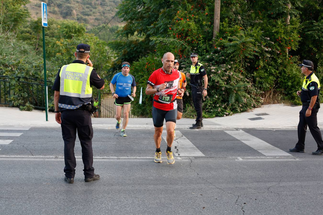 Mientras muchos granadinos pasaban el fin de semana en la playa, en la capital se celebró la III Carrera Nocturna de la Alhambra, parte de la Copa Andaluza de Marcha Nórdica, con cerca de 300 participantes sumando sus tres modalidades