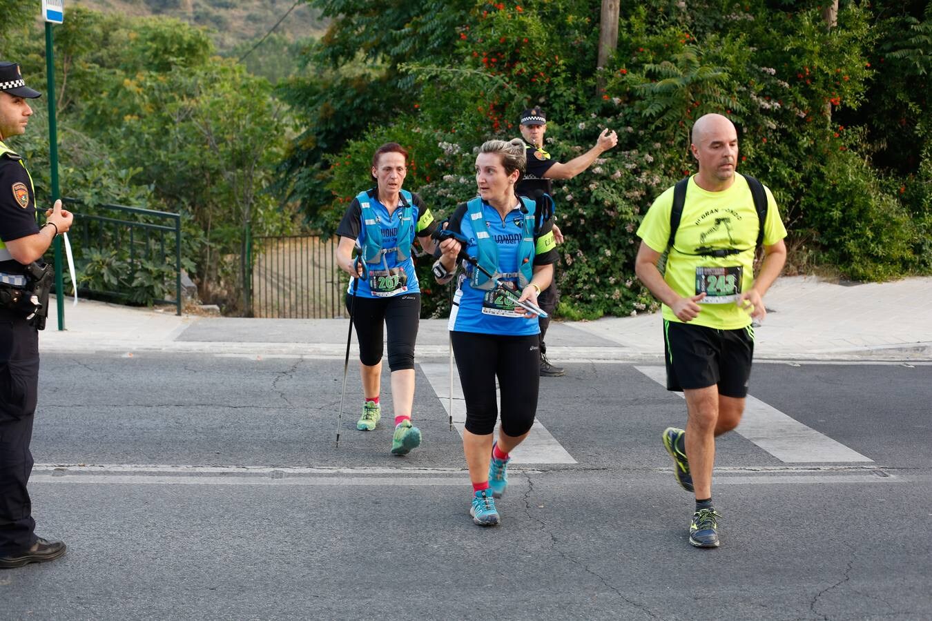 Mientras muchos granadinos pasaban el fin de semana en la playa, en la capital se celebró la III Carrera Nocturna de la Alhambra, parte de la Copa Andaluza de Marcha Nórdica, con cerca de 300 participantes sumando sus tres modalidades