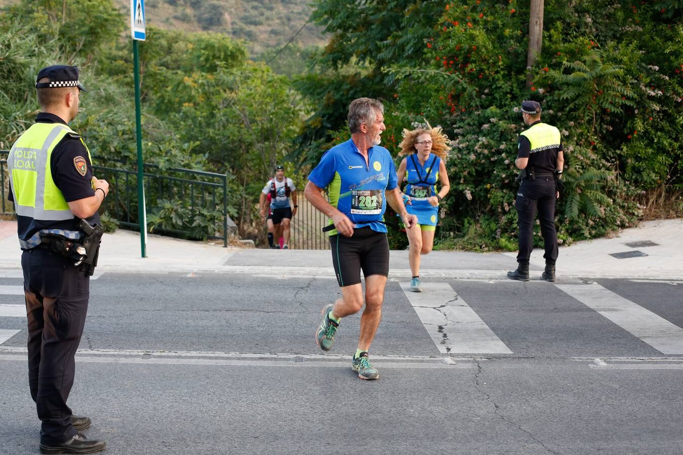 Mientras muchos granadinos pasaban el fin de semana en la playa, en la capital se celebró la III Carrera Nocturna de la Alhambra, parte de la Copa Andaluza de Marcha Nórdica, con cerca de 300 participantes sumando sus tres modalidades