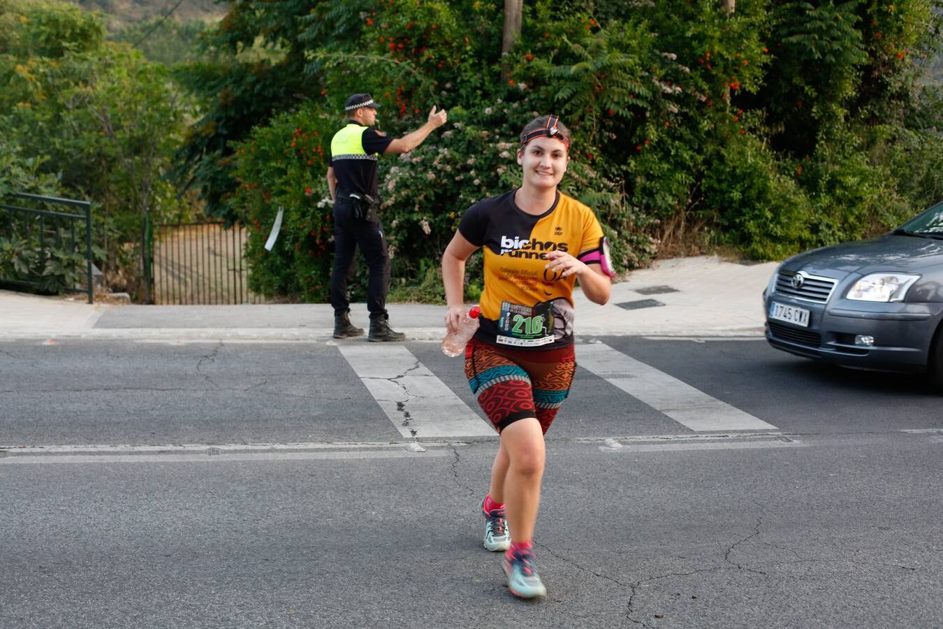 Mientras muchos granadinos pasaban el fin de semana en la playa, en la capital se celebró la III Carrera Nocturna de la Alhambra, parte de la Copa Andaluza de Marcha Nórdica, con cerca de 300 participantes sumando sus tres modalidades