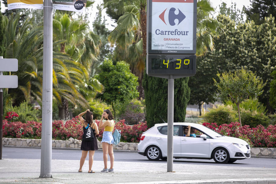 La ciudad se llena de foráneos en un fin de semana donde los granadinos han preferido la playa