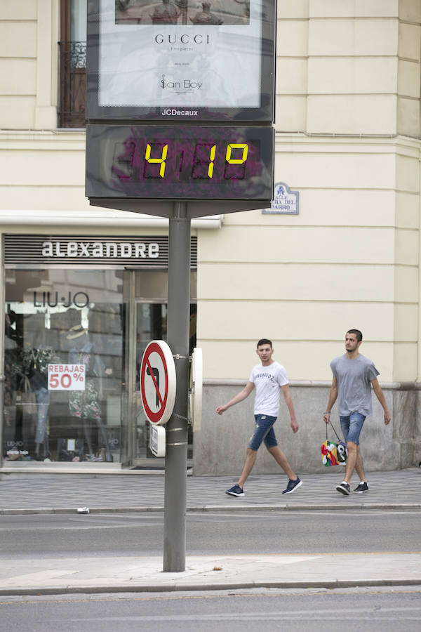 La ciudad se llena de foráneos en un fin de semana donde los granadinos han preferido la playa