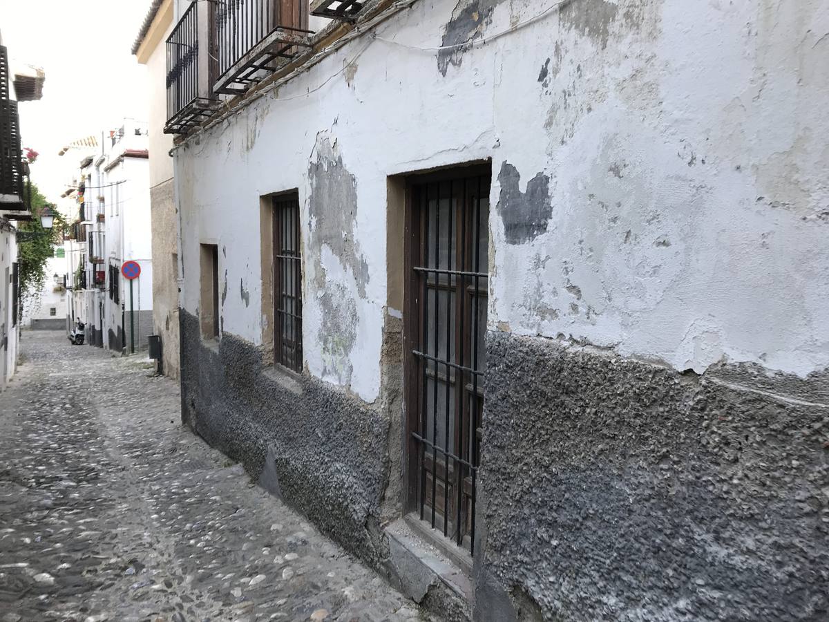 El edificio situado en el número 25 de la calle Tiña está declarado ruina legal urbanístiva y se pide a sus dueños que hagan obras de conservación. 