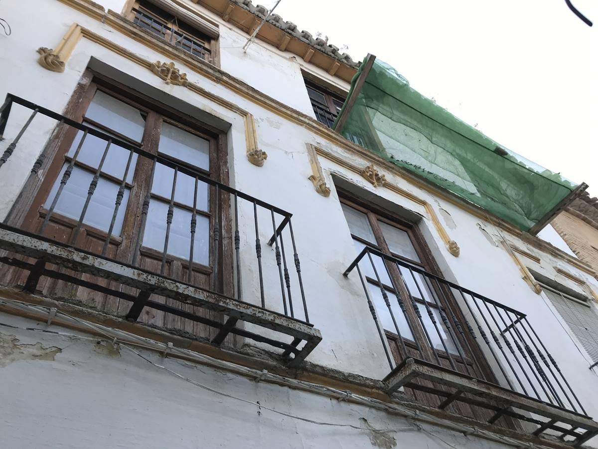 El edificio situado en el número 25 de la calle Tiña está declarado ruina legal urbanístiva y se pide a sus dueños que hagan obras de conservación. 