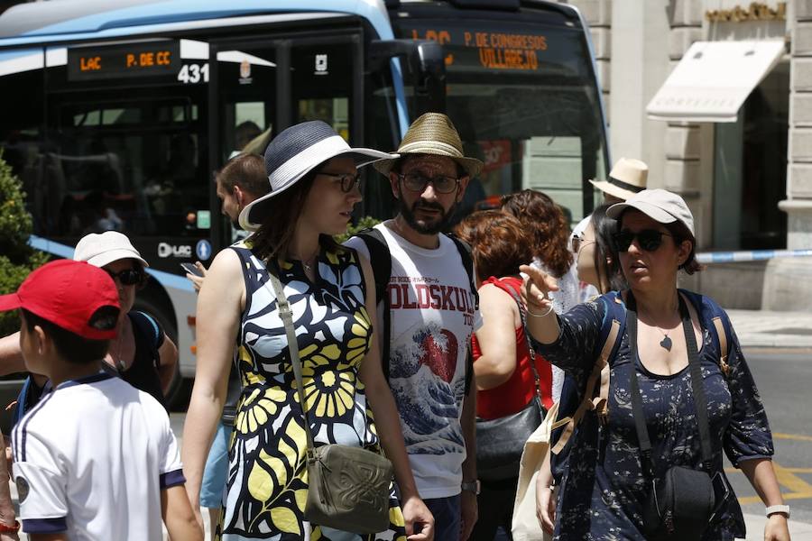 La ciudad se llena de foráneos en un fin de semana donde los granadinos han preferido la playa