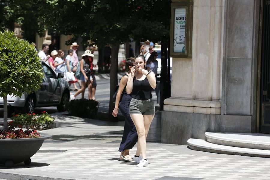 La ciudad se llena de foráneos en un fin de semana donde los granadinos han preferido la playa