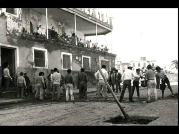 Limpieza del edificio por parte de voluntarios tras las riadas que afectaron al municipio en 1973.