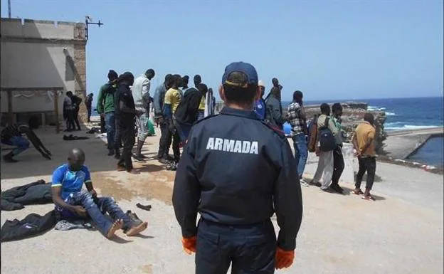 Trasladan al puerto de Almería a 49 hombres que llegaron a la isla de Alborán en patera