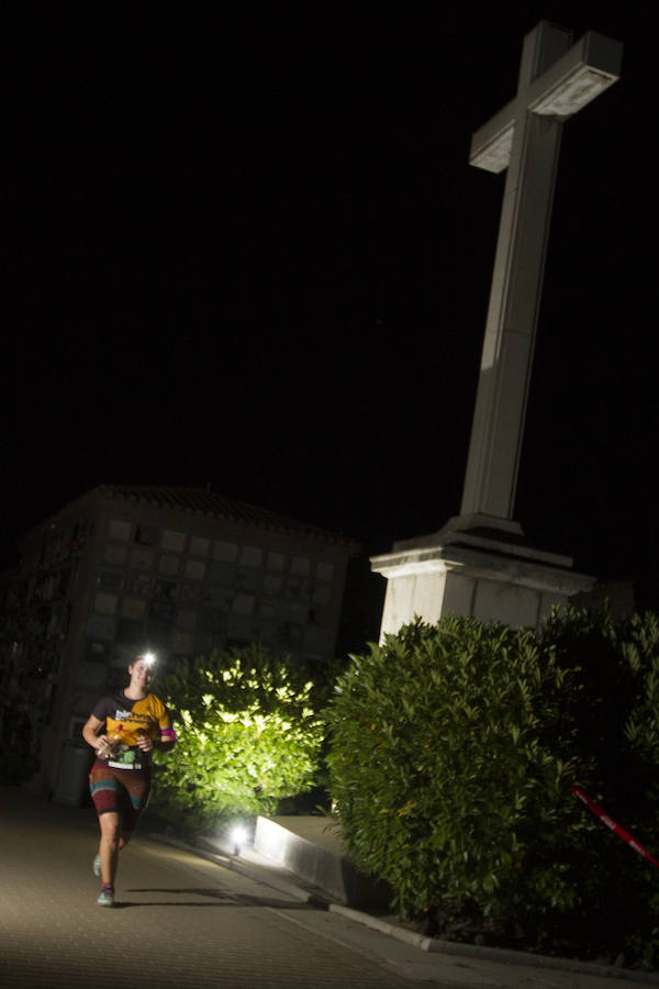 Mientras muchos granadinos pasaban el fin de semana en la playa, en la capital se celebró la III Carrera Nocturna de la Alhambra, parte de la Copa Andaluza de Marcha Nórdica, con cerca de 300 participantes sumando sus tres modalidades