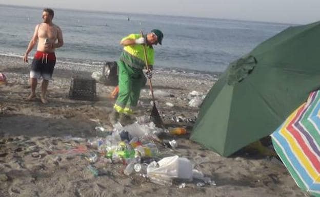 Operarios limpian las playas de Almuñécar. 