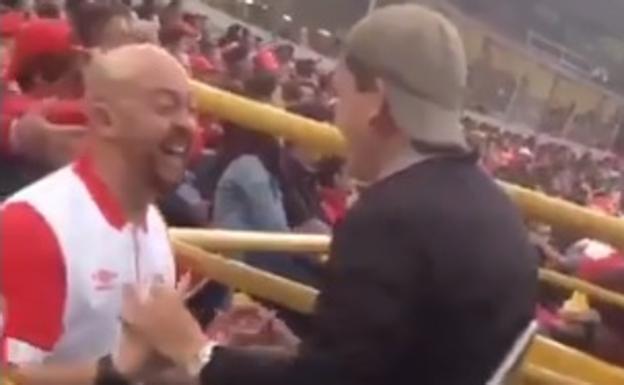 Utiliza sus manos y un tablero para contarle los partidos de fútbol a su amigo ciego y sordo