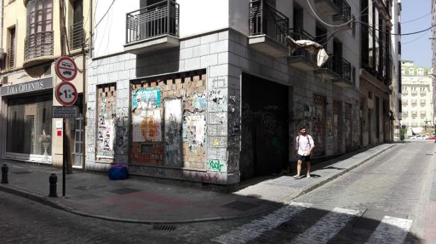 Un peatón camina por la calle Pino esquina con San Antón, donde hace cinco años ocurrió el percance. 