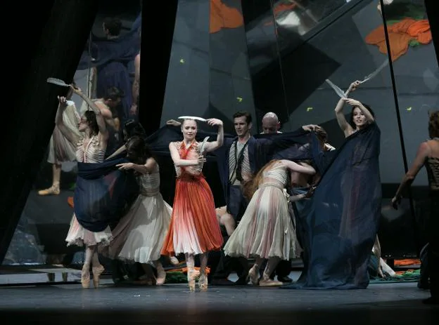 Un momento de la interpretación de 'L'oiseau de feu', por el Real Ballet de Flandes, anoche en el Generalife. 