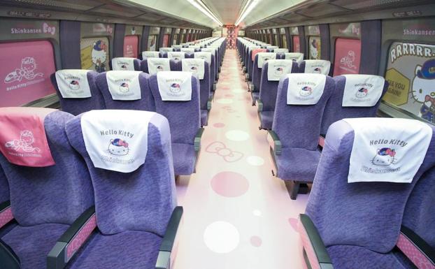 Vista del tren basado en Hello Kitty. 