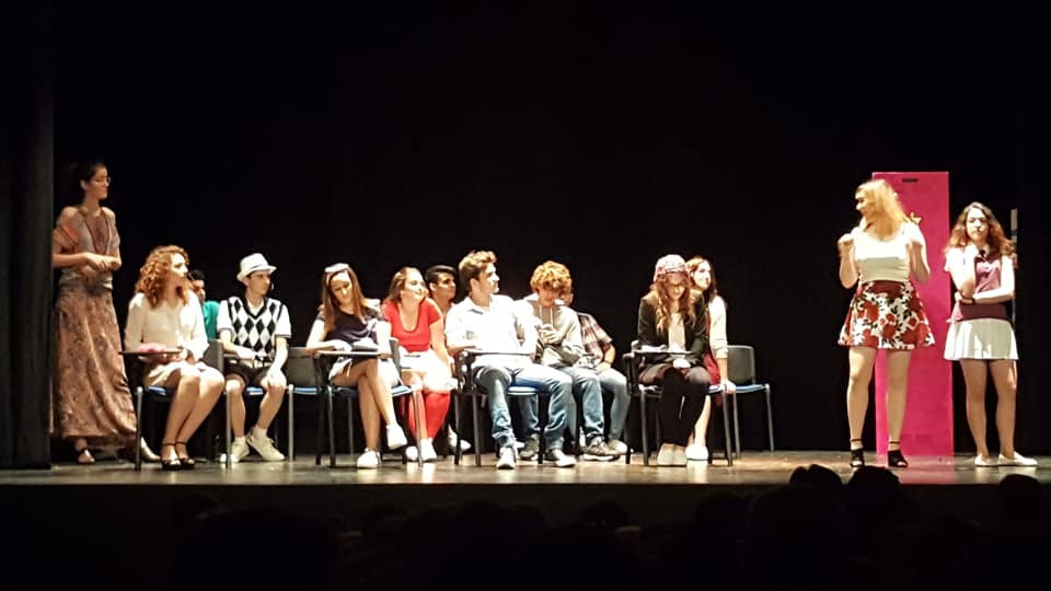 Los jóvenes de Cúllar Vega arrasan con su representación de 'High School Musical' en la que agotaron las 300 entradas disponibles en la Casa de la Cultura.