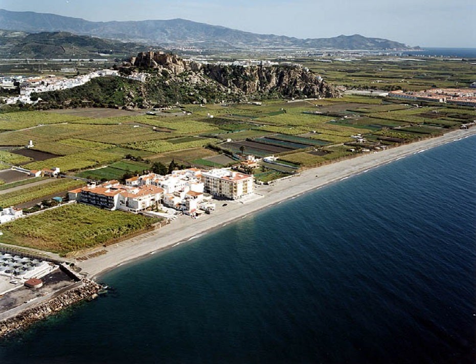 Bandera Negra 1.-Playa del Peñón y la Guardia de Salobreña. Esta es una imagen de cómo era la vega de Salobreña. La urbanización de la playa, "hecha a toda prisa y a costa de destruir huertas de toda la vida, para la futura construcción de 4 hoteles de lujo, ha terminado" dice Ecologistas en Acción en su informe, que señalan que ya se "ha constatado que se trata de una zona inundable, tal y como aparece en los mapas del Ministerio y de la Consejería de Medio Ambiente y que se denunció en su momento".