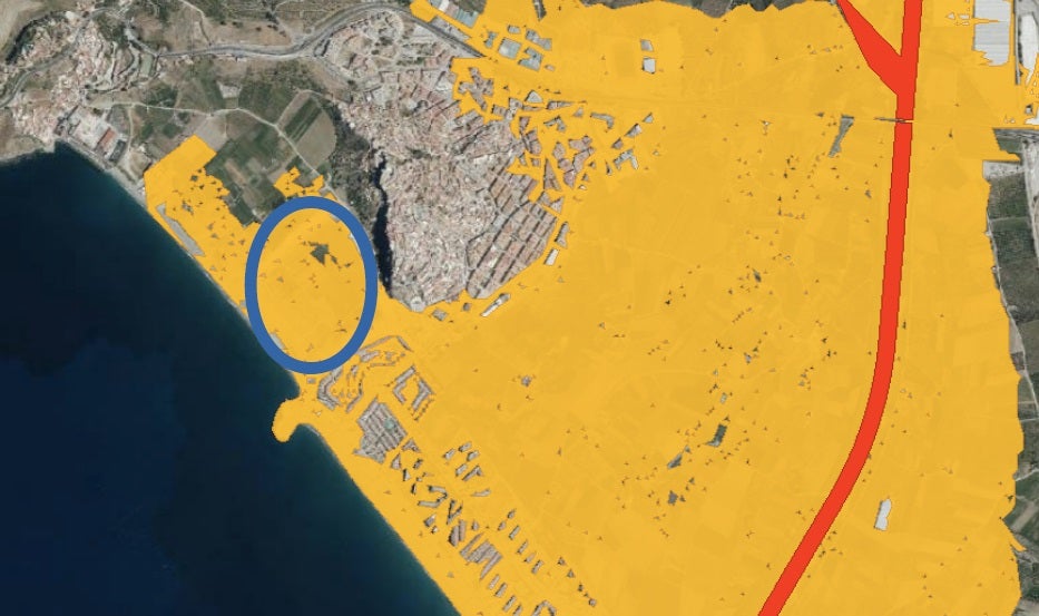 Bandera Negra 1.-Playa del Peñón y la Guardia de Salobreña| Según la organización ecologista esta es la zona inundable y el círculo indica dónde está la urbanización TH-1