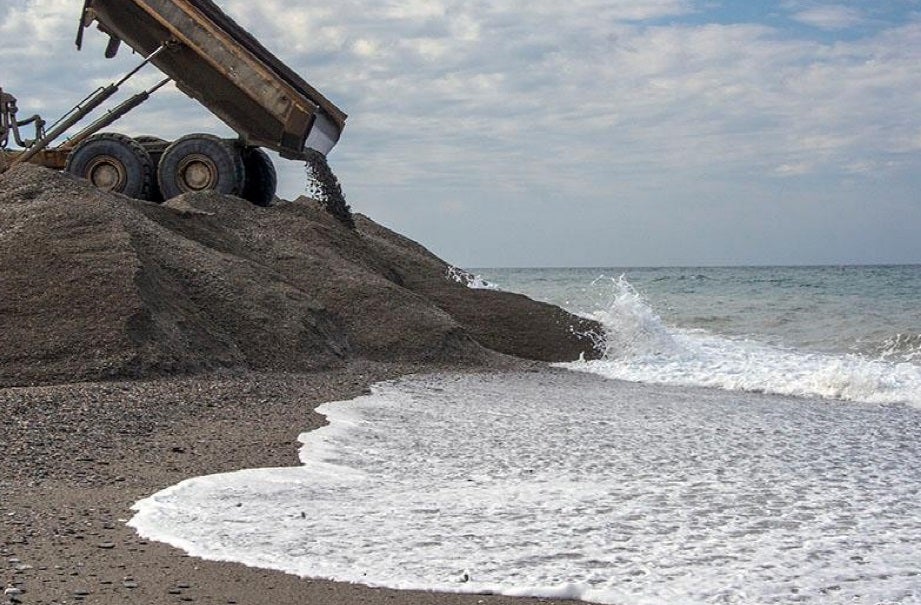 Bandera Negra 2.-Playa Granada | Ecologistas en Acción critica también que "todos los años los temporales se llevan la playa y en este invierno 2017-18, y que se ha "regenerado tres veces, la última a finales de mayo.". Para la oenegé se trata de una forma de "tirar millones de euros al mar".