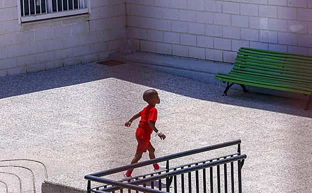 El grupo de inmigrantes rescatados ha pasado la noche en un pabellón de Motril. 