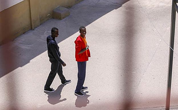 Inmigrantes ayer en las instalaciones del polideportivo Emilio Hidalgo de la ciudad motrileña. 