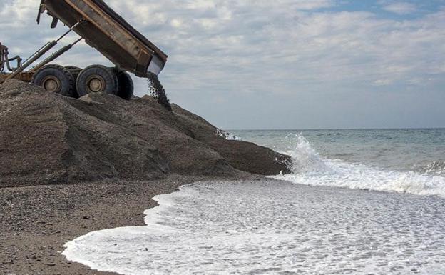 Estas son las playas que 'lucen' bandera negra en el litoral granadino y los motivos, según Ecologistas en Acción.