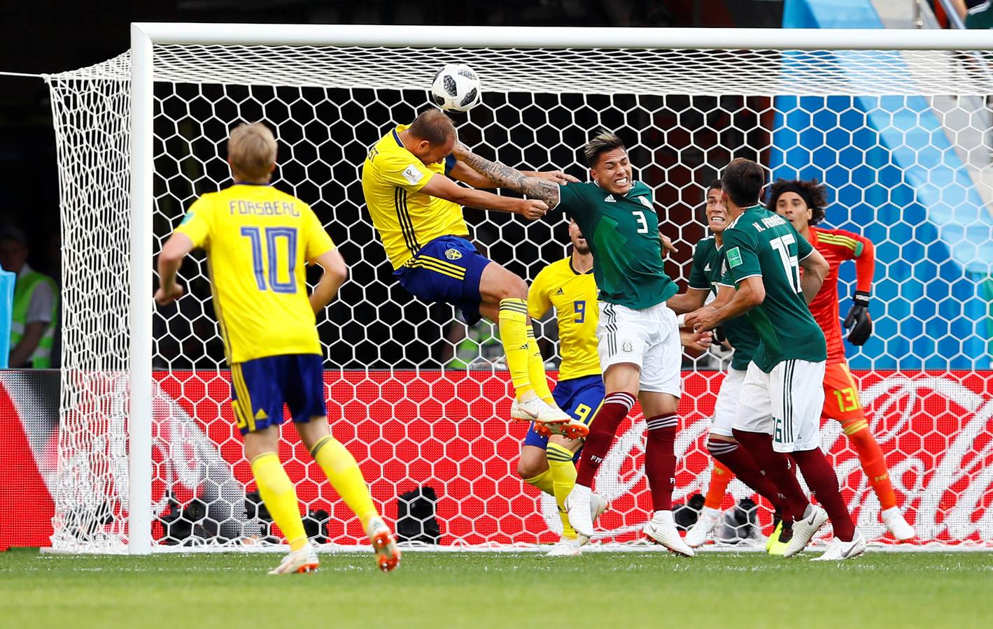 Suecia se impuso por 0-3 a México en el encuentro correspondiente a la tercera jornada del grupo F. La derrota de Alemania ante Corea del Sur dio el pase a ambas selecciones para octavos. 