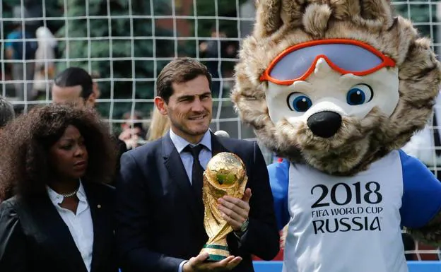 Iker Casillas, con el trofeo del Mundial. 