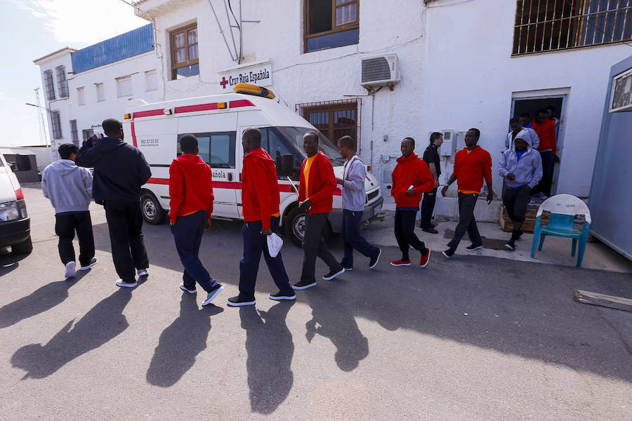 Motril está desborada por la crisis de inmigrantes que llegan a las costas andaluzas en las últimas horas. Esta tarde han salido a la calle 92 de la última tanda.