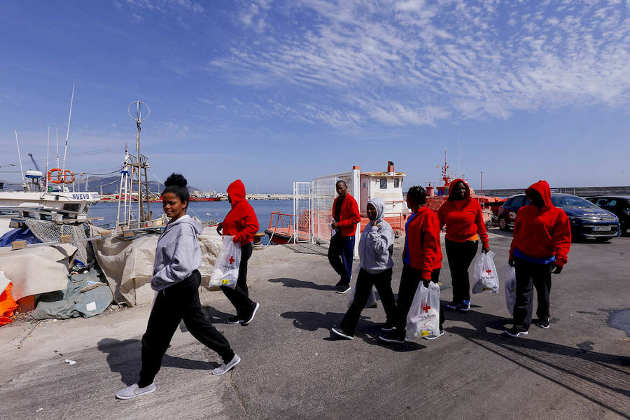 Motril está desborada por la crisis de inmigrantes que llegan a las costas andaluzas en las últimas horas. Esta tarde han salido a la calle 92 de la última tanda.