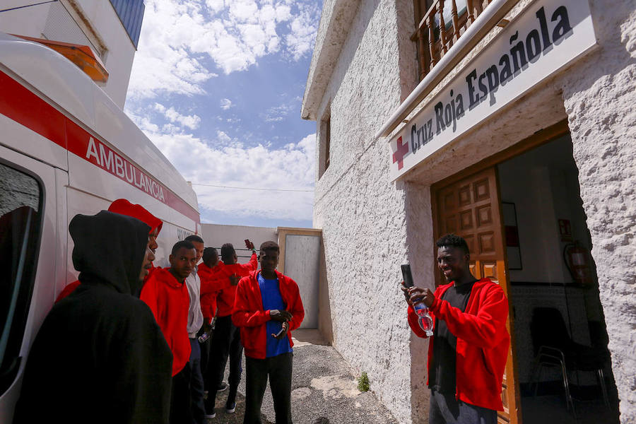 Motril está desborada por la crisis de inmigrantes que llegan a las costas andaluzas en las últimas horas. Esta tarde han salido a la calle 92 de la última tanda.