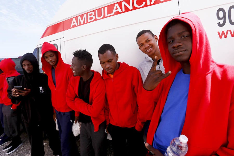 Motril está desborada por la crisis de inmigrantes que llegan a las costas andaluzas en las últimas horas. Esta tarde han salido a la calle 92 de la última tanda.