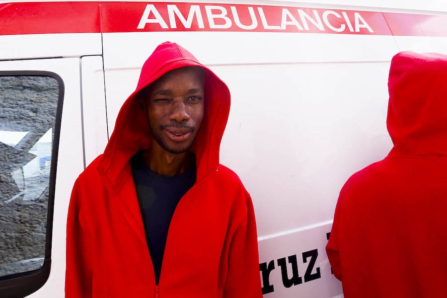 Motril está desborada por la crisis de inmigrantes que llegan a las costas andaluzas en las últimas horas. Esta tarde han salido a la calle 92 de la última tanda.