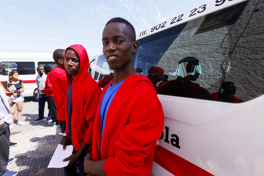 Motril está desborada por la crisis de inmigrantes que llegan a las costas andaluzas en las últimas horas. Esta tarde han salido a la calle 92 de la última tanda.