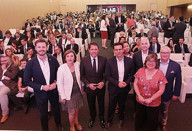 Autoridades y representantes camerales, al inicio del acto.