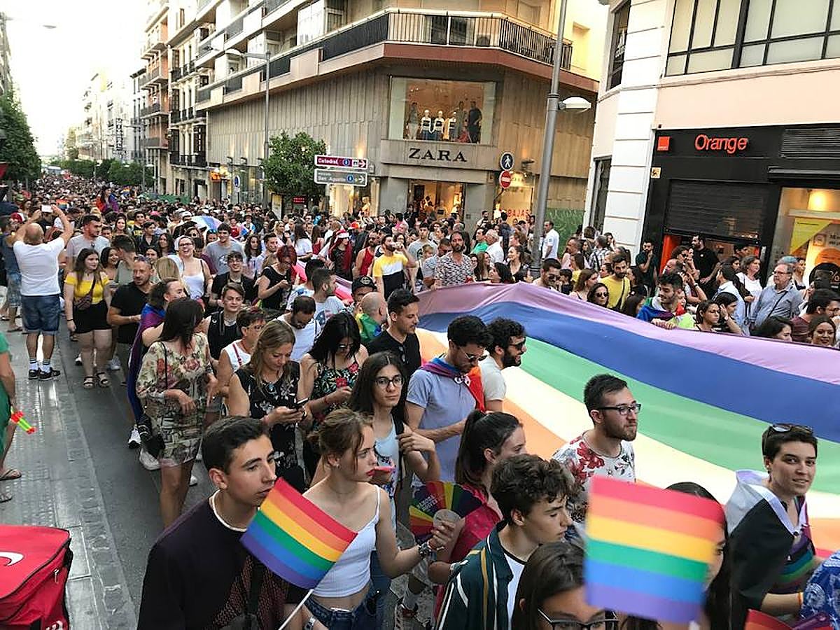 La marcha por el Orgullo LGTBIQ+ recorre las calles de la ciudad
