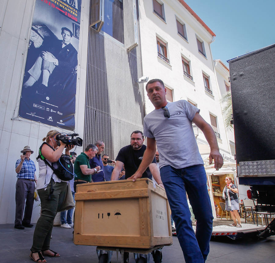 El archivo completo del poeta, compuesto por miles de documentos, cartas, manuscritos, libros y dibujos, está ya en el Centro Lorca