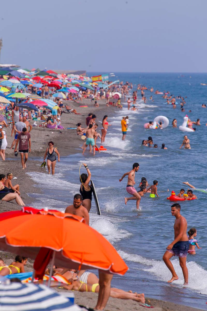 Así se despide junio y comienza julio: con la playa de Salobreña repleta de gente refrescándose en el mar 