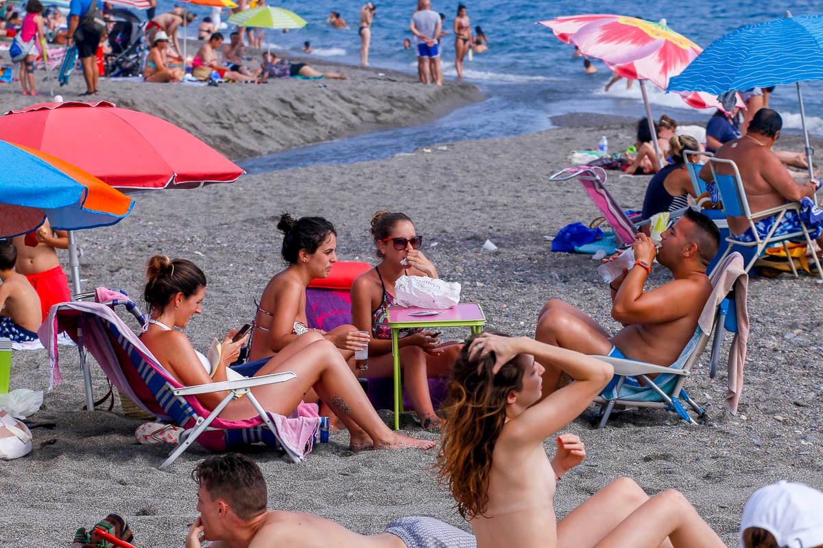 Así se despide junio y comienza julio: con la playa de Salobreña repleta de gente refrescándose en el mar 