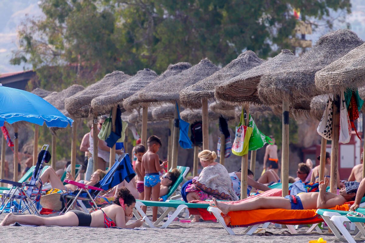 Así se despide junio y comienza julio: con la playa de Salobreña repleta de gente refrescándose en el mar 