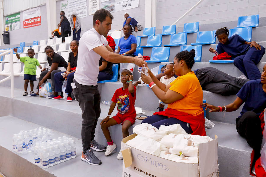 El viernes por la tarde quedaron en libertad los 132 inmigrantes, entre ellos varios menores, que llegaron a Motril en tres pateras el pasado martes. Antes de abandonar el pabellón donde fueron alojados, se vivieron emotivos momentos de alegria y despedida. 