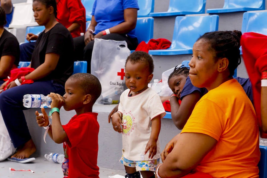 El viernes por la tarde quedaron en libertad los 132 inmigrantes, entre ellos varios menores, que llegaron a Motril en tres pateras el pasado martes. Antes de abandonar el pabellón donde fueron alojados, se vivieron emotivos momentos de alegria y despedida. 