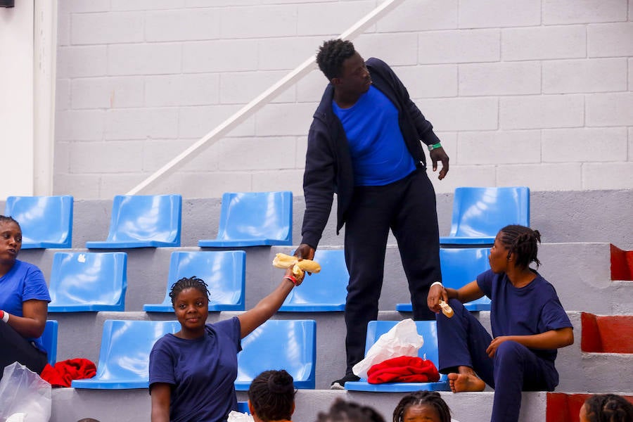 El viernes por la tarde quedaron en libertad los 132 inmigrantes, entre ellos varios menores, que llegaron a Motril en tres pateras el pasado martes. Antes de abandonar el pabellón donde fueron alojados, se vivieron emotivos momentos de alegria y despedida. 